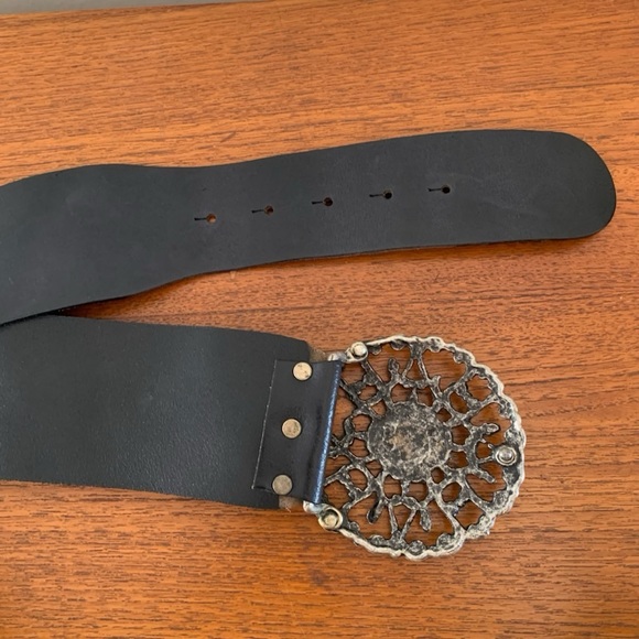 Italian leather black belt with decorative metal buckle - Picture 3 of 3